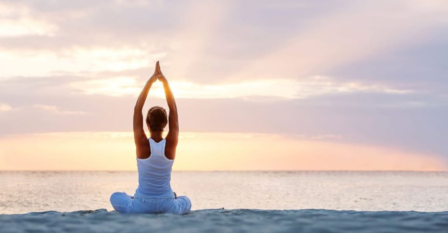 Yoga in riva al mare: dove e quando praticarlo – The Good Nighter